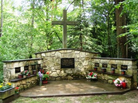 Das Blitzkreuz - zum Gedenken an den Unfall beim 8.IVV-Wandertag am 23. Mai 1983, bei dem 8 junge IVV Wanderer durch einen Blitzschlag an dieser Stelle getötet wurden