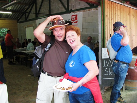 Werner Seebacher mit charmanter Wanderfalken-Begleitung