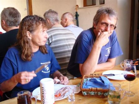 Karin und Helmut bei der abschließenden Einkehr beim Heurigen