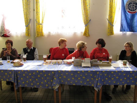 Das 'Empfangskomittee' aus Nové Město pod smrkem erwartet die Wanderer