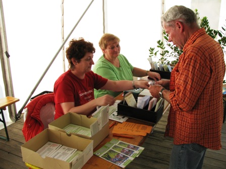 Die netten Damen bei der Startkartenausgabe - leider kam unsere Internetregistrierung nicht an