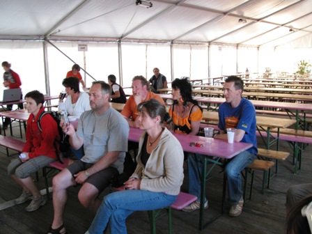 Gebannt warten einige Gäste auf den...