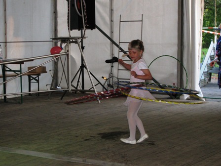 ...junge Jonglierkünstlerinnen...