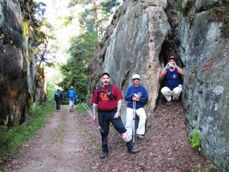 Ernst, Karin und Manfred posieren in einer riesigen Felsengasse