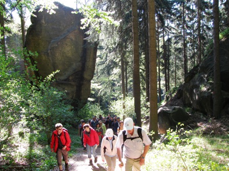 Zahlreiche Wanderer kämpfen sich den Anstieg bei den Mühlsteinbrüchen hinauf