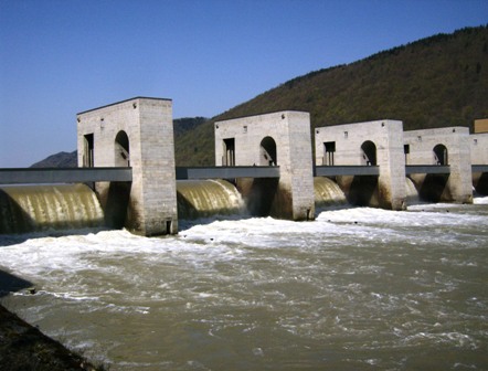 Wasserflle am Donaukraftwerk Jochenstein
