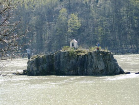 Felsen mit Kapelle im Donaustrom
