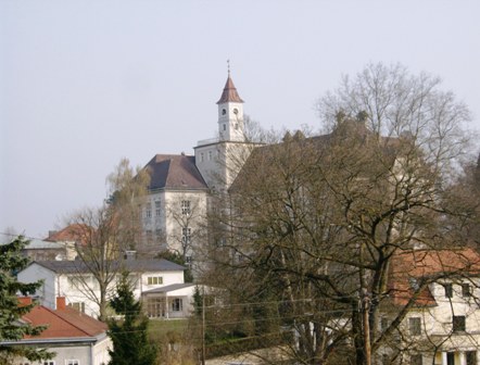 Kirche am Stadtrand von Linz beim Abstieg vom Freinberg