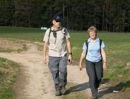 Alfred Alt und Sylvia Morjan genieen die Wanderung in der Nachmittagssonne