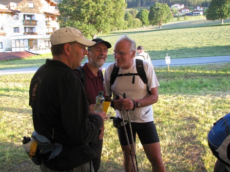 Die Marathonelite ist am frühen Morgen schon bestens gelaunt
