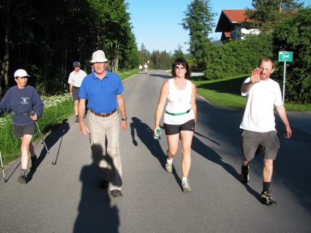 Maximilian Hähnel, Tochter Andrea Prohaska und Josef Hain begleiten uns vom Start weg