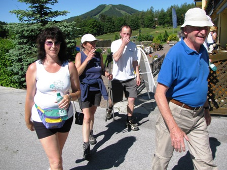 Andrea, Karin, Josef und Max beim Verlassen der 2. Kontrolle
