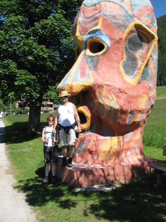 Monika und Manfred Fröschl vor einer Statue - sieht irgendwie dem Quaxi ähnlich