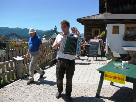 Der Chef spielt noch ein Liedchen dazu - echt gemütlich und empfehlenswert: die Sonnenalm