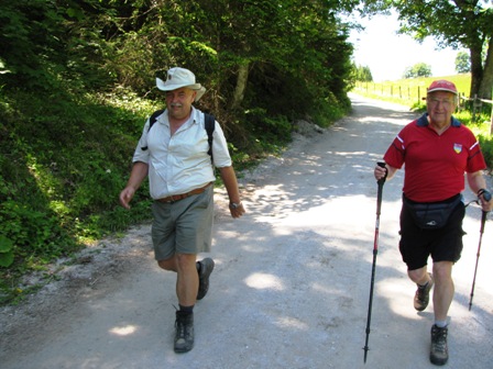 Robert Schuöcker mit einem Wanderkollegen beim Abstieg von der Sonnenalm