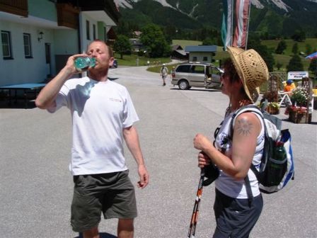 Der Durst ist sehr groß - der Pitz'n Sepp hängt an der Mineralwasserflasche