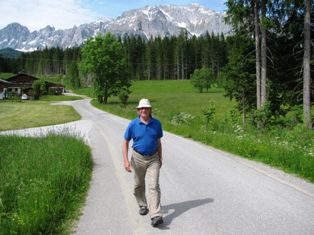 Max - frisch wie zu Beginn - auf den letzten Metern vor dem gewaltigen Hintergrund des Dachstein