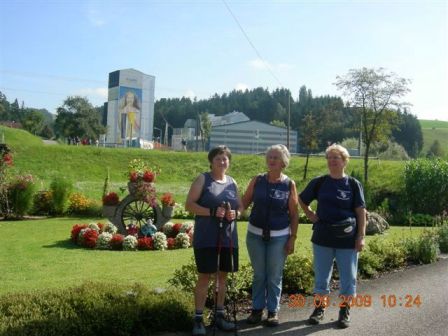 Angela, Hedi und Maria vor einem schnen Garten vor der Pfahnl Mhle
