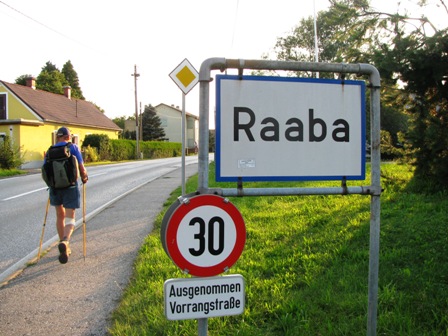 Nach einer Gesamtzeit von rund 11,5 Stunden betritt Heinrich Skerbinz als Erster wieder das Ortsgebiet von Raaba