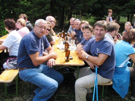 Nicht nur die Wanderfreunde sitzen in Reih und Glied - auch die Bierflaschen stehen so