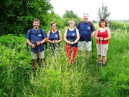 Die Wanderfreunde stellen sich zum Gruppenfoto und...