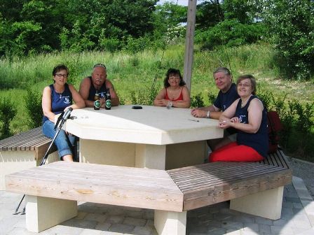 Auf einem schattigen Rastplatz wird ein kühles Blondes genossen