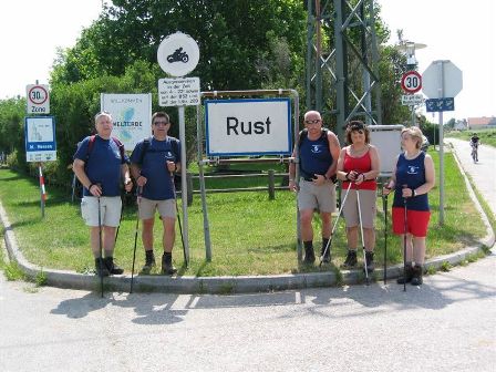 Die Wanderfreunde aus Ziersdorf, Roseldorf und Wien bei der Ortstafel von Rust