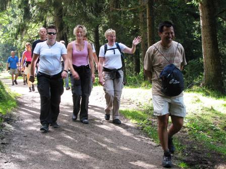 Internationale Gruppe von Wanderern am Weg Richtung Ziel