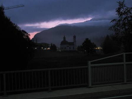 Die Kirche von Seefeld im Dunkel des Morgens