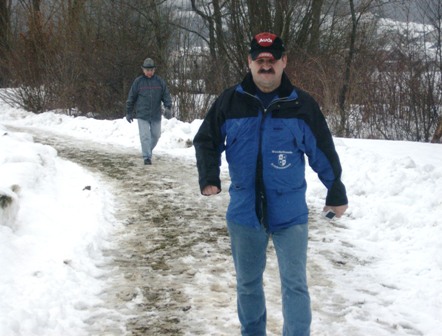 Unser Kassier-Stellvertreter im Kampf gegen den Schneematsch