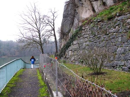 Ein herrlicher Weg zwischen Donau und Felsenwand