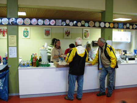 Geschäftiges Treiben um 5:45 Uhr am Start - die Verpflegung für die Labestellen wird gerichtet - heuer gibt es was - das ist sehr fein!