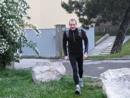 Philipp hat die Sportschuhe gebunden und legt nun los