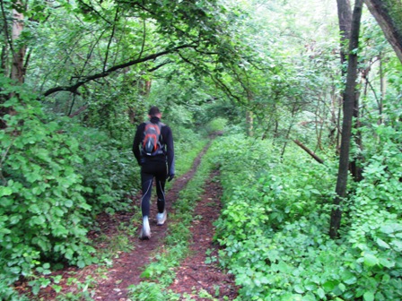 Philipp hirscht durchs Unterholz