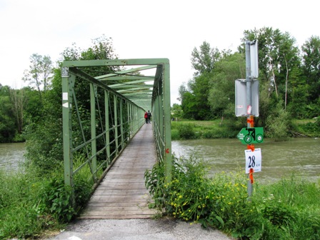 Steg über die Traisen - gegenüberliegend die 2.K+L