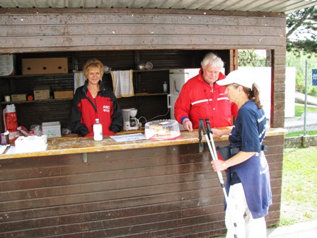 Von den Herzogenburgern wird auch Kaffee und Kuchen angeboten - die Verpflegung paßt heuer wirklich