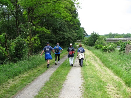 Die Wanderer haben entlang der Traisen immer noch ein schönes Tempo drauf