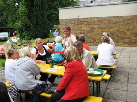Nette Kellnerinnen sorgen für die feste und flüssige Stärkung