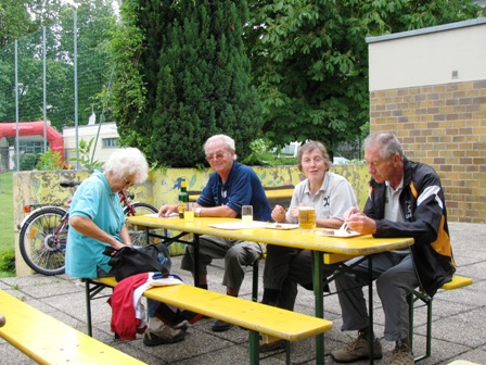 Familie Inezberger und Familie Wiesmeier beim Mittagsmahl nach den Anstrengungen