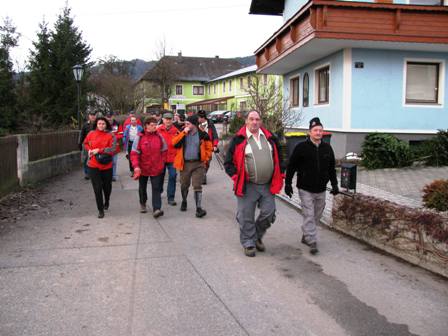 Der Obmann vom Wanderverein tscherland Johann Langer (rote Jacke) fhrt die zahlreichen Wanderer auf die Runde