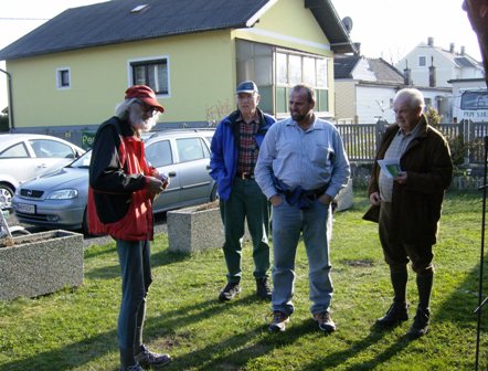 Wanderfhrer Franz Kicler (links) beschreibt die geplante Route