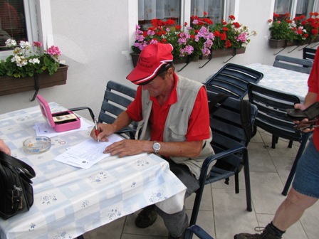 Wanderleiter Alois Schnbichler beim Schreiben der Teilnehmerliste und Ausgeben der Startkarten