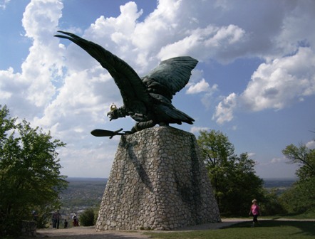 Die grte Vogeldenkmal Mitteleuropas - das Turul-Denkmal