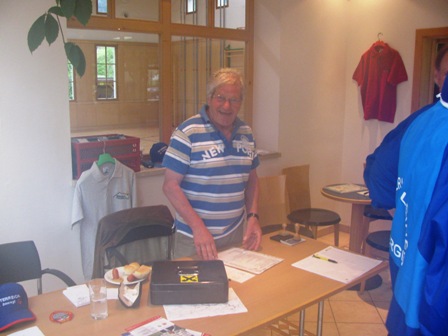 Gutgelaunte und nette Mitarbeiter im Dorfsaal von Tauplitz...