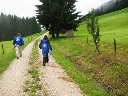 Flotten Schrittes (Zirberl diesmal ohne Staberl) gehts leicht bergan