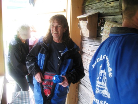 Zirberl hat ein 'zirbiges' Lächeln im Gesicht - auf der Alm da gibts ans