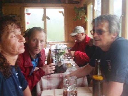 Karin genießt das Zirberl und Josef kann es kaum fassen