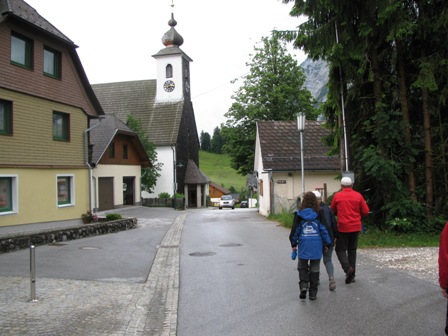 Vorbei an der Kirche von Tauplitz