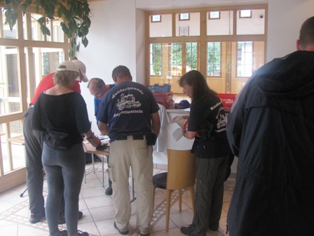 Die hart verdienten Stempel werden von den Wanderfreunden beim freundlichen Veranstalter abgeholt - es war trotz Schlechtwetters sehr schön