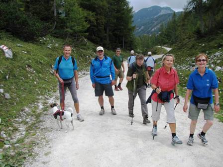 Ein Gruppe Wanderer (unter ihnen Walter Gttl mit Hund) kommt uns vom Steirersee entgegen